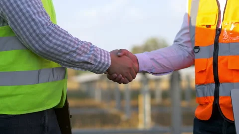 Close up, hand of Young technician man and Engineer shaking hands on background Vídeos de archivo 198107781