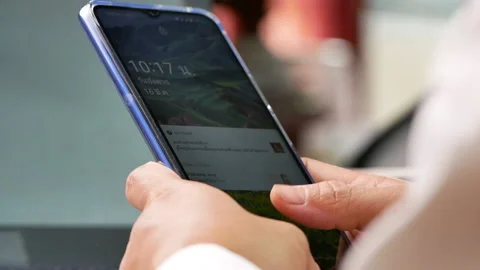 Close up hand of young woman using smart phone in the living room at home. Vídeo Stock 150418582