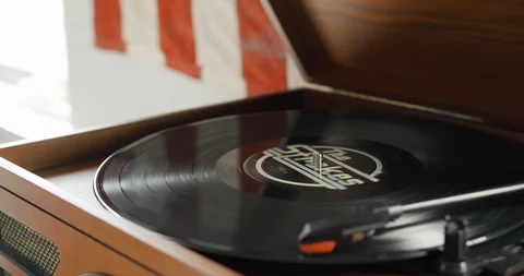 Close-up handheld shot of mans hand tapping on record player Vídeo Stock 120161681