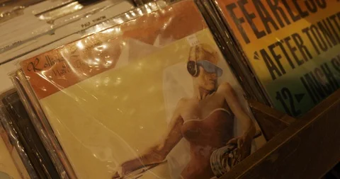 Close-up handheld shot of mans hand browsing through vinyl records Vídeo Stock 120269670