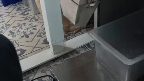 Close up Handheld Shot of Roasted Dark Coffee Beans Pouring from Automatic .. 스톡 동영상 332155573