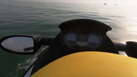 Close up of the handle bars and mirror of jet ski. Vidéo 112772587
