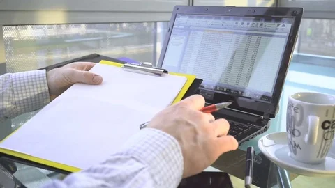 Close up of hands analyzing financial data on laptop, make notes, office, behind 库存影片 73168985