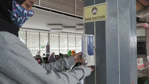 Close up of hands applying hand sanitiser in public facilities Stock Footage 150285328