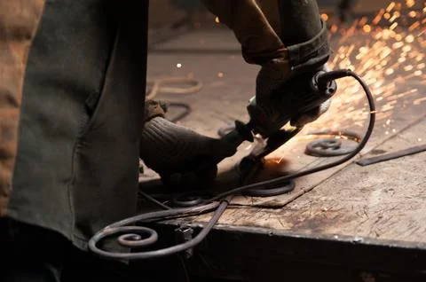 Close-up - Hands Of A Blacksmith Weld Elements To Their Forged Product Foto stock