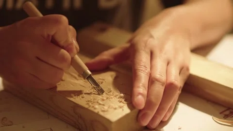 Close-up of Hands Carving Wood with Chisel, Warm Indoor Lighting Vidéo 337415912