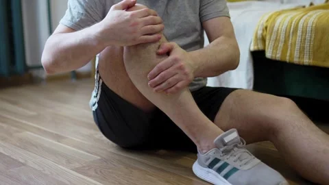 Close Up of Hands Checking Swollen Calf and Shin Vídeos de archivo 340220636