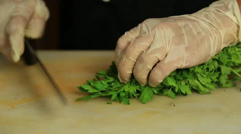 Close up of the hands of a chef chopping parsley Vidéo 65481385
