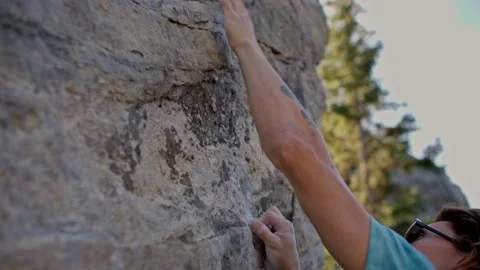 Close up of hands climbing boulder, rock climber 库存影片 220306105