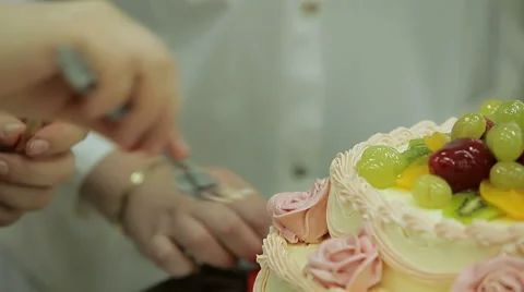 Close up of hands of confectioner doing cream rose flower for cake decorating. Stock Footage 50476052