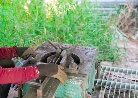 Close-up hands of a construction worker operating an electric rebar bending.. Foto stock