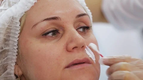 Close-up of hands of cosmetologist making botox injection in female lips Vidéo 104709689
