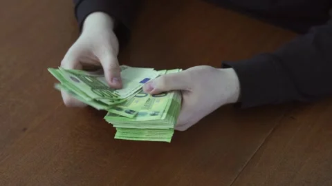 Close Up Hands Counting 100 Euro Banknotes High Value Cash Vidéo 333538575