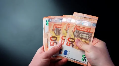 Close-up hands counting €50 euro banknotes on a dark tabletop with copy space Vídeo Stock 328586150