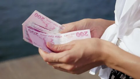 Close-up of hands counting new Turkish lira paper banknotes. Stock Footage 253315394