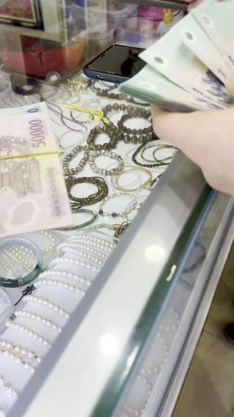Close-up of hands counting stacks of 500,000 and 50,000 Vietnamese Dong cas.. Stock Footage 338020419