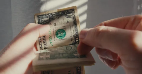Close up of hands counting us dollar bills 库存影片 347010283