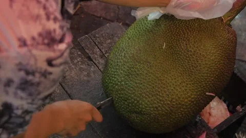 Close-up of Hands Cutting Fresh Green Jackfruit on Wooden Table Vídeo Stock 345635935