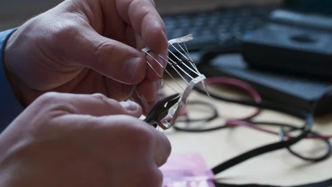 Close up Hands Cutting Resistor, Electronics Parts for Electric Engineering 스톡 동영상 118713275