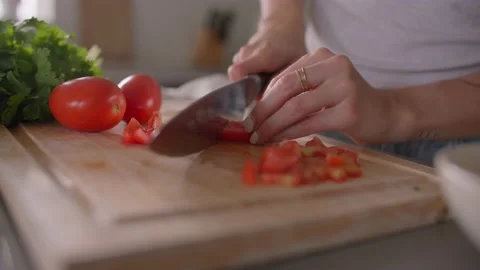 Close up of Hands cutting tomatoes on cutting board in kitchen 库存影片 220753895