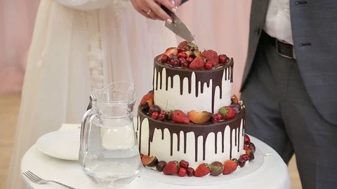 Close up hands cutting wedding cake on wedding party Video stock 94389278