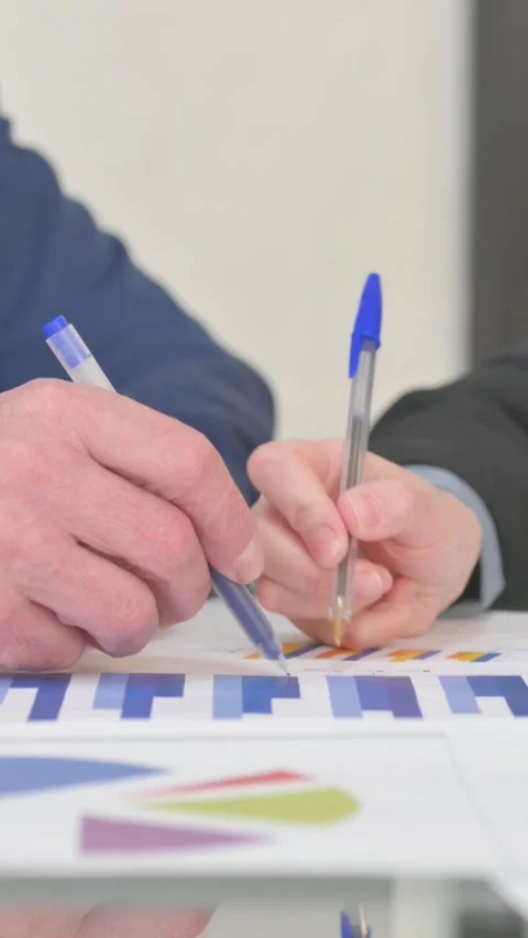 Close up of Hands Doing Paperwork in Office, vertical video Stockbeeldmateriaal 325565459