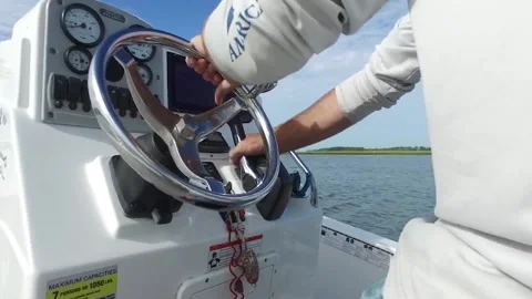 CLOSE UP ON HANDS DRIVING A BOAT Vidéo 131251767