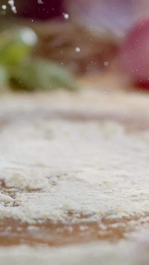 Close up hands dusting flour and shaping raw dough for baking bread or pizz.. Видео 337532617