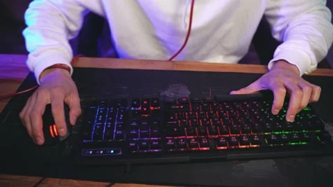 Close-up of hands of gamer guy playing video game with keyboard Vidéo 143374179