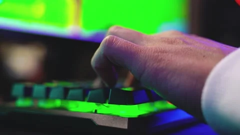 Close-up of hands of gamer guy playing video game with mouse and keyboard Vidéo 143561801