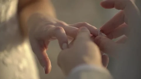 Close Up Hands Of Groom Puts The Wedding Diamond Ring To The Bride Vídeos de archivo 159331545