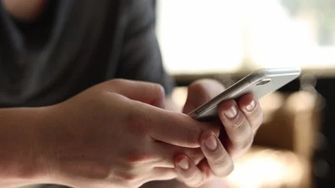 Close-up of hands holding and using a smartphone indoors Vidéo 342280557
