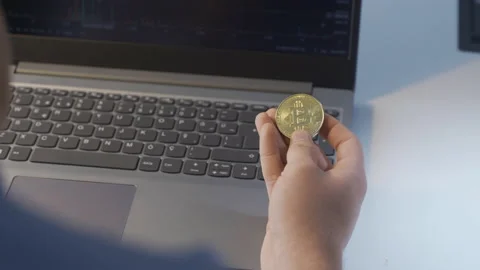 Close-up of hands holding bitcoin. 스톡 동영상 219735505