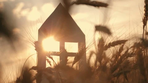 Close-up of hands holding a paper model at home in a field at sunset. Silhouette Vídeo Stock 95204676
