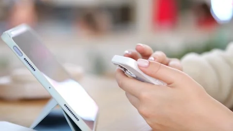 Close-up of hands holding phone and tablet Vidéo 345943668