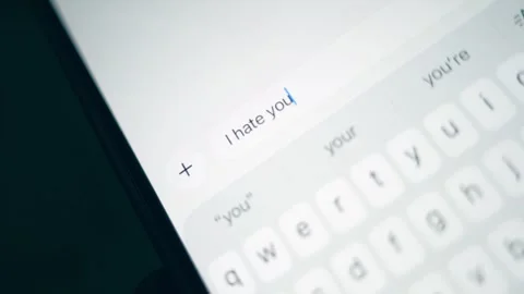 Close-up of hands holding a smartphone while typing "I hate you" Vídeos de archivo 337701609