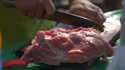 Close-up. hands with a knife cut a piece of meat. cuts meat into small pieces. Video stock 113275329