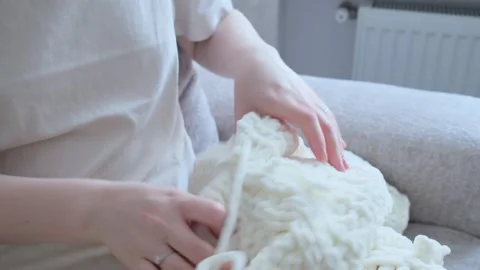 Close up of hands knitting cozy white plush blanket from loop yarn Video stock 337151815