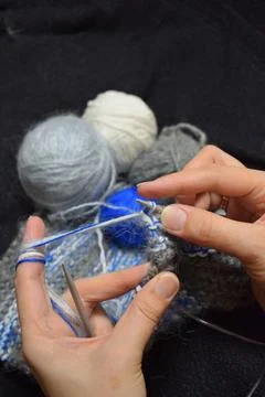 Close Up of Hands Knitting Warm Wool Sweater Stock-Fotos