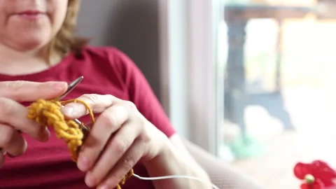 Close-up of hands knitting with yellow yarn for slow living and digital detox Vídeos de archivo 346146901