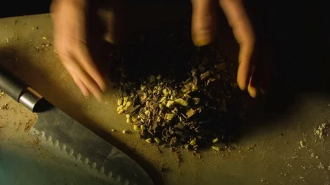 Close-up hands of man chopping chocolate Vídeo Stock 79816430