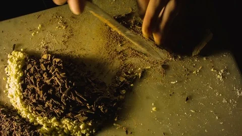 Close-up hands of man chopping chocolate Vídeo Stock 79818608