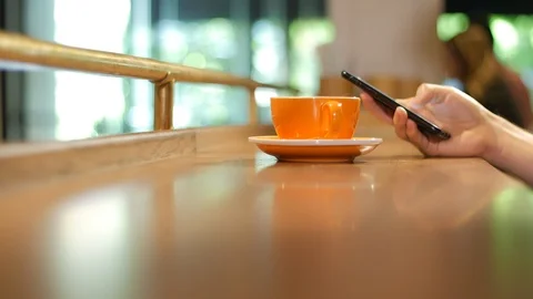 Close-up of hands of a man sitting at table holding cell phone Vídeo Stock 101692644
