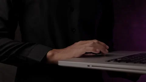 Close up on hands of a manager typing texts on a keyboard and using mouse. Vidéo 291310012