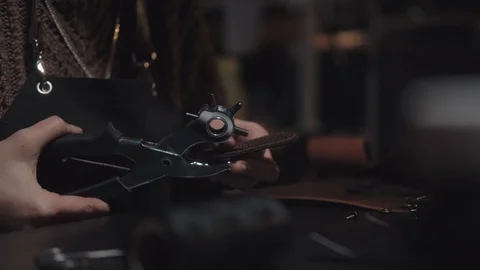 Close-up of the hands of a master tanner at work: processing leather Vídeo Stock 124518627
