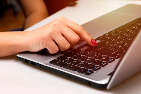 Close up hands multitasking woman using laptop Foto stock