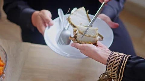 Close up of Hands muslim cutting traditional Indonesian rice cake (Ketupat) 動画素材 328961953