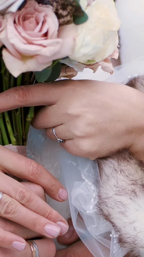 Close-up, hands of newlyweds with wedding rings. winter wedding. Video stock 318353003