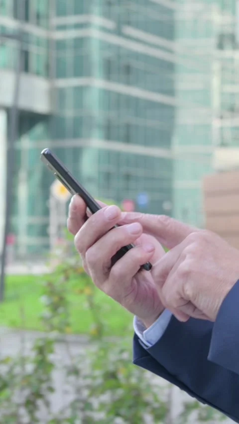 Close up of Hands of Old Businessman using Smartphone Outdoor, Vertical Video Vídeo Stock 339671375