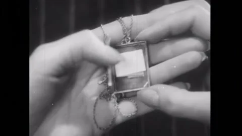 Close-up of hands opening locket with note inside - Closeup od hands openin.. Stock-Footage 260256925